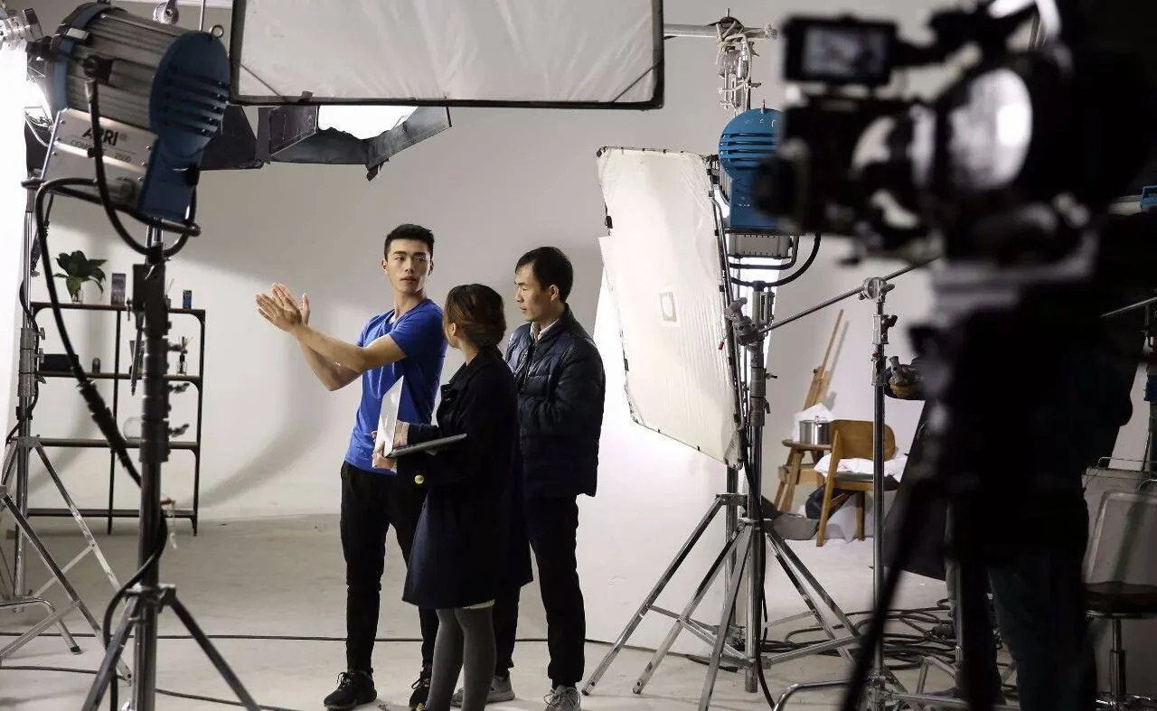 暗网视频悬疑短剧导演工作现场